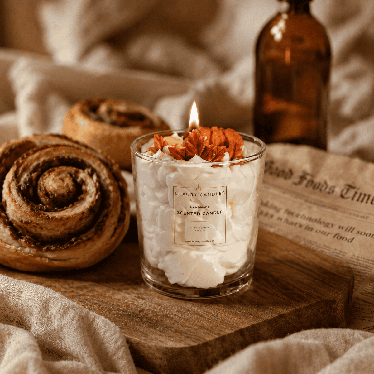 Dišeča sveča Cinnamon Roll Luxury Candles – vonj cimetove rolice