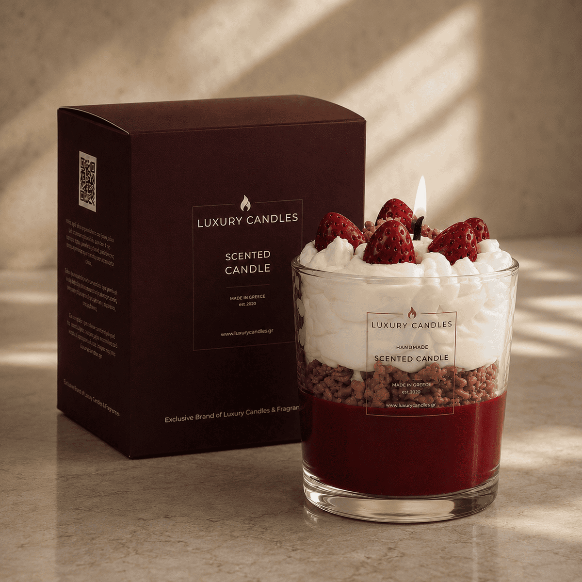 Dišeča sveča Strawberry Crumble Luxury Candles – vonj sladkega objema jagod in piškotov